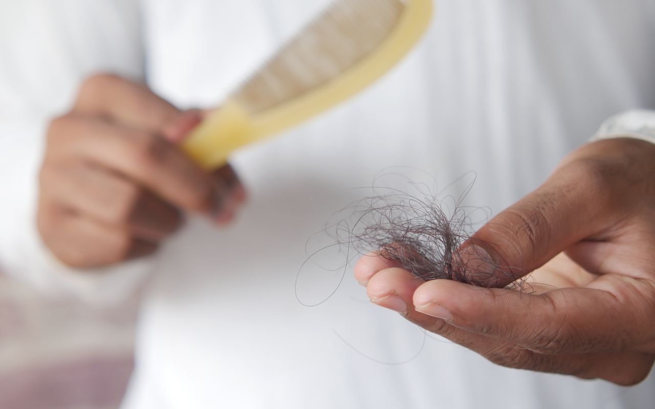 Natural hair fall treatment remedies in Pakistan with herbal care